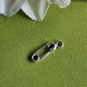 MED44 - Ezüst színű szabó-varró medál 20x5mm  biztosítótű, ziherejsztű, Kellékek & szerszámok, Ékszerkellék, Charmok, Ékszerkészítés, MESKA