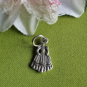 MED46 - Ezüst színű szabó-varró medál 14x23mm  Báli ruha, Kellékek & szerszámok, Ékszerkellék, Charmok, Ékszerkészítés, MESKA
