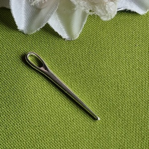 MED47 - Ezüst színű szabó-varró medál 40x6mm  tű, Kellékek & szerszámok, Ékszerkellék, Charmok, Ékszerkészítés, MESKA