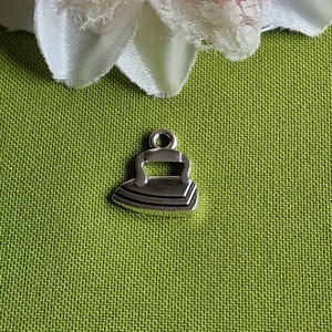 MED48 - Ezüst színű szabó-varró medál 16x18mm  2. vasaló, Kellékek & szerszámok, Ékszerkellék, Charmok, Ékszerkészítés, MESKA