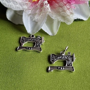 MED49 - Ezüst színű szabó-varró medál 22x18mm  Singer varrógép, Kellékek & szerszámok, Ékszerkellék, Charmok, Ékszerkészítés, MESKA