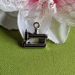 MED50 - Ezüst színű szabó-varró medál 16x16mm  mini varrógép, Kellékek & szerszámok, Ékszerkellék, Charmok, Ékszerkészítés, MESKA