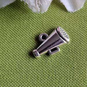 MED92 - Ezüst színű zenész medál 16x11mm  2. kürt, Kellékek & szerszámok, Ékszerkellék, Charmok, Ékszerkészítés, MESKA