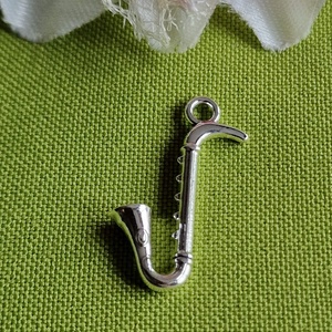 MED95 - Ezüst színű zenész medál 20x27mm  saxofon, Kellékek & szerszámok, Ékszerkellék, Charmok, Ékszerkészítés, MESKA