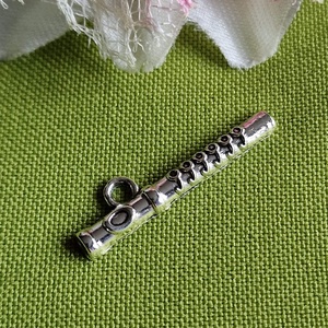 MED96 - Ezüst színű zenész medál 29x7mm  fuvola, Kellékek & szerszámok, Ékszerkellék, Charmok, Ékszerkészítés, MESKA