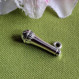 MED97 - Ezüst színű zenész medál 21x7mm  mikrofon, Kellékek & szerszámok, Ékszerkellék, Charmok, Ékszerkészítés, MESKA