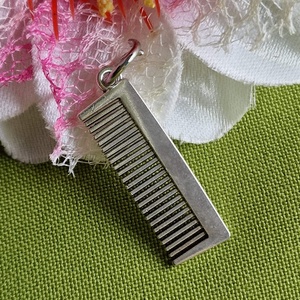 MED37 - Ezüst színű fodrász medál 30x10mm - Fésű, Kellékek & szerszámok, Ékszerkellék, Charmok, Ékszerkészítés, MESKA