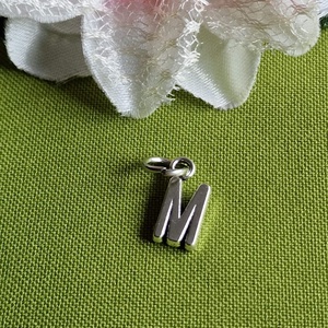MED55 - Ezüst színű M betű medál 8x16mm, Kellékek & szerszámok, Ékszerkellék, Charmok, Ékszerkészítés, MESKA