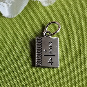 MED69 - Ezüst színű mérnök medál 11x18mm - 1. mérőszalag, Kellékek & szerszámok, Ékszerkellék, Charmok, Ékszerkészítés, MESKA