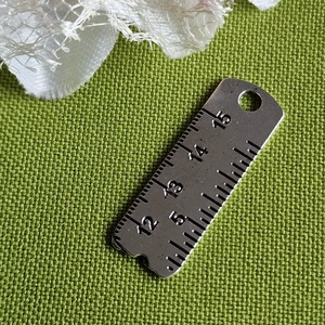 MED70 - Ezüst színű mérnök medál 10x29mm - 2. mérőszalag, Kellékek & szerszámok, Ékszerkellék, Charmok, Ékszerkészítés, MESKA