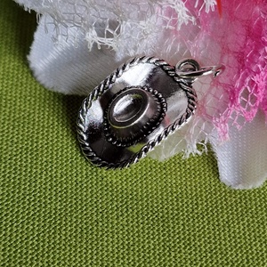 MED79 - Ezüst színű lovas, cowboly medál 20x14x10mm - Cowboy kalap, Kellékek & szerszámok, Ékszerkellék, Charmok, Ékszerkészítés, MESKA