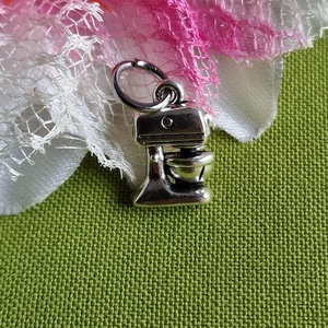 MED84 - Ezüst színű cukrász medál 12x16mm - konyhai robotgép, Kellékek & szerszámok, Ékszerkellék, Charmok, Ékszerkészítés, MESKA
