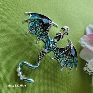 Kitűző, bross BRO269/B - Tűzzománcos zöld és kék repülő sárkány kb. 75x65mm, Ékszer, Kitűző és Bross, Kitűző, Ékszerkészítés, MESKA