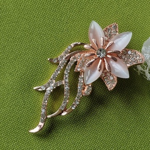 Kitűző, bross BRO286B - Kristályköves gyöngyös virágfej rosegold 31x65mm, Ékszer, Kitűző és Bross, Kitűző, Ékszerkészítés, MESKA