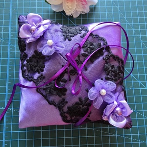 ESKÜVŐ GYP30 - Lila színű gyűrűpárna csipke rátéttel kb. 13x13cm gót stílusban, Esküvő, Kiegészítők, Gyűrűtartó & Gyűrűpárna, Varrás, MESKA