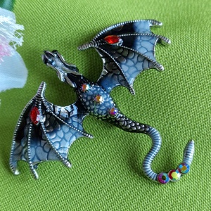 Kitűző, bross BRO269F - Tűzzománcos fekete - acélkék repülő sárkány kb. 75x65mm, Ékszer, Kitűző és Bross, , MESKA