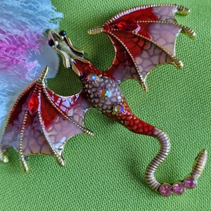 Kitűző, bross BRO269H/I - Tűzzománcos piros - rózsa és zöld árnyalatú repülő sárkány kb. 75x65mm, Ékszer, Kitűző és Bross, Ékszerkészítés, MESKA
