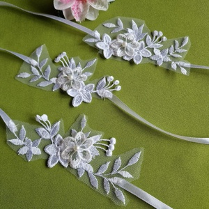 ESKÜVŐ CSD46 - Hímzett csipke csuklódísz fehér szatén virággal - Meska.hu