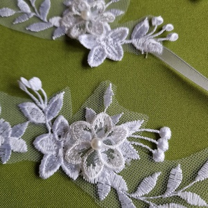 ESKÜVŐ CSD46 - Hímzett csipke csuklódísz fehér szatén virággal - esküvő - ékszer - karkötő & csuklódísz - Meska.hu