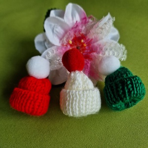 OTT91-  Mini kötött dekor karácsonyi sapkák - piros, fehér, zöld - Meska.hu