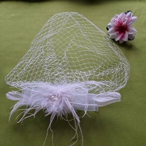 Esküvő FTY139 -  Menyasszonyi tollas, masnis, gyöngyös csattal ellátott fehér arcfátyol, kalitkafátyol, Esküvő, Kiegészítők, Fátyol, Varrás, MESKA