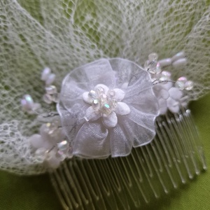 Esküvő FTY140 -  Menyasszonyi Organza virágos, fésűvel ellátott fehér arcfátyol, kalitkafátyol - esküvő - kiegészítők - fátyol - Meska.hu