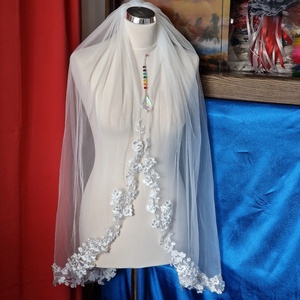 FTY146 - 1 rétegű, csipkésszélű, gyöngyözött, EKRÜ menyasszonyi fátyol 95x150cm - esküvő - kiegészítők - fátyol - Meska.hu