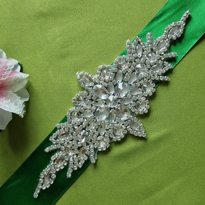 ESKÜVŐ MÖV27 � Kézzel varrt strasszköves menyasszonyi öv 25x10cm - esküvő - kiegészítők - öv & pánt - Meska.hu