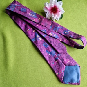 ESKÜVŐ NYK108 - Selyem nyakkendő -  lila alpon kék ház minta - esküvő - kiegészítők - nyakkendő - Meska.hu