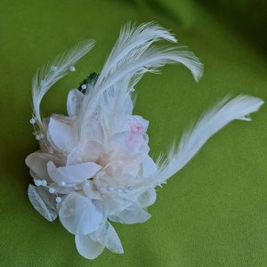 ESKÜVŐ HAD225 - Kitűző, hajdísz - 80mm-es fehér tollas virág, Esküvő, Hajdísz, Kontydísz & Hajdísz, Ékszerkészítés, MESKA