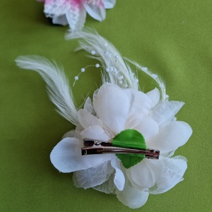ESKÜVŐ HAD225 - Kitűző, hajdísz - 80mm-es fehér tollas virág - esküvő - hajdísz - kontydísz & hajdísz - Meska.hu