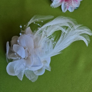 ESKÜVŐ HAD225 - Kitűző, hajdísz - 80mm-es fehér tollas virág - esküvő - hajdísz - kontydísz & hajdísz - Meska.hu