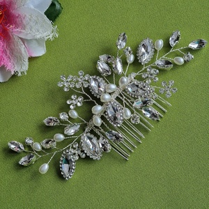 ESKÜVŐ HAD227 - Menyasszonyi strasszköves, gyöngyös virágos leveles hajfésű, hajdísz, Esküvő, Hajdísz, Fésűs hajdísz, Ékszerkészítés, MESKA