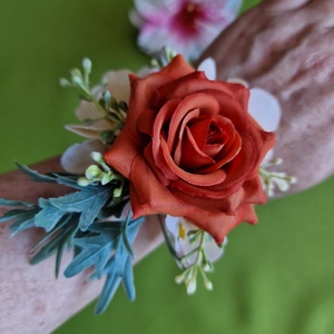 ESKÜVŐ CSD47 - Téglapiros rózsás csuklódísz gyöngyös karkötőn - esküvő - ékszer - karkötő & csuklódísz - Meska.hu