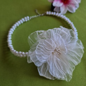 NYM80 - Fehér organza virággal ékesített gyöngysorok, nyakék, Ékszer, Nyaklánc, Medálos nyaklánc, , MESKA