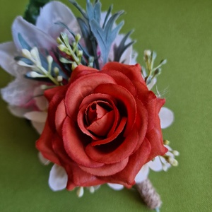 Esküvői bokréta, kitűző BOK43 - Téglapiros rózsával, Esküvő, Kiegészítők, Kitűző, , MESKA