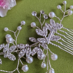 ESKÜVŐ HAD230 - Menyasszonyi strasszos, gyöngyös dupla hajfésűs hajdísz - ezüst alap  - esküvő - hajdísz - fésűs hajdísz - Meska.hu