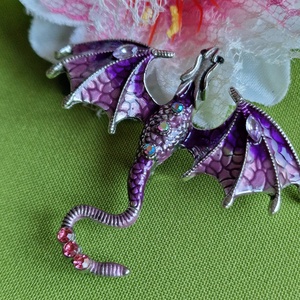 Kitűző, bross BRO269E - Tűzzománcos lila repülő sárkány kb. 75x65mm - Meska.hu