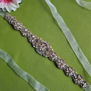 ESKÜVŐ MÖV21B - Rosegold színű strasszköves gyöngyös menyasszonyi öv 35x5 cm szalagon, Esküvő, Kiegészítők, Öv & Pánt, Varrás, MESKA