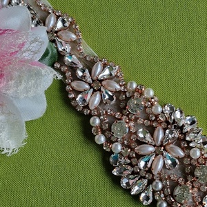 ESKÜVŐ MÖV21B - Rosegold színű strasszköves gyöngyös menyasszonyi öv 35x5 cm szalagon - esküvő - kiegészítők - öv & pánt - Meska.hu