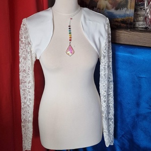 ESKÜVŐ BOL129B - Ekrü menyasszonyi hosszú ujjú bordűrös csipkés boleró - esküvő - kiegészítők - bolero és válltakaró - Meska.hu