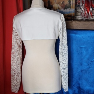 ESKÜVŐ BOL129B - Ekrü menyasszonyi hosszú ujjú bordűrös csipkés boleró - esküvő - kiegészítők - bolero és válltakaró - Meska.hu