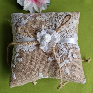 ESKÜVŐ GYP32 - Vintage stílusú juta gyűrűpárna csipke rátéttel kb. 14x14cm - esküvő - kiegészítők - gyűrűtartó & gyűrűpárna - Meska.hu