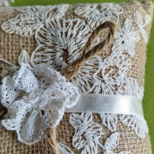 ESKÜVŐ GYP32 - Vintage stílusú juta gyűrűpárna csipke rátéttel kb. 14x14cm - esküvő - kiegészítők - gyűrűtartó & gyűrűpárna - Meska.hu