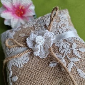 ESKÜVŐ GYP32 - Vintage stílusú juta gyűrűpárna csipke rátéttel kb. 14x14cm - Meska.hu