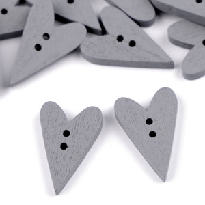 RÖV43 - SZÍV alakú szürke színű fa gomb 18mm - Meska.hu