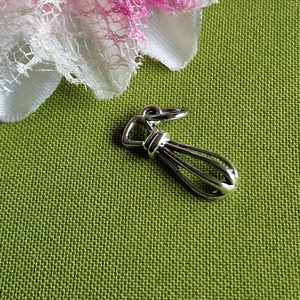 MED85 - Ezüst színű cukrász medál 24x9mm - Habverő, Kellékek & szerszámok, Ékszerkellék, Charmok, Ékszerkészítés, MESKA