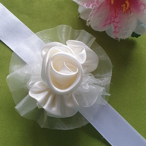 ESKÜVŐ CSD10 - Organza alapú ekrü  organza és szatén rózsás csuklódísz - Meska.hu