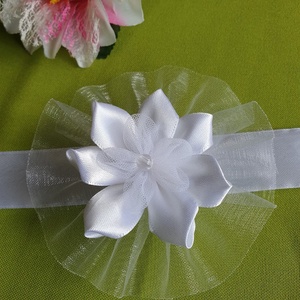 ESKÜVŐ CSD12 - Organza alapú hófehér szatén, organza, gyöngyös, virágos csuklódísz - Meska.hu