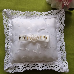 ESKÜVŐ GYP11 - Hófehér 15x15cm-es damaszt csipkés masnis gyűrűpárna - Meska.hu